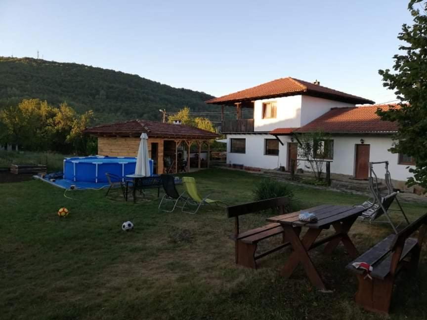 Къща за гости Яна Hotel Tŭrkasheni Екстериор снимка
